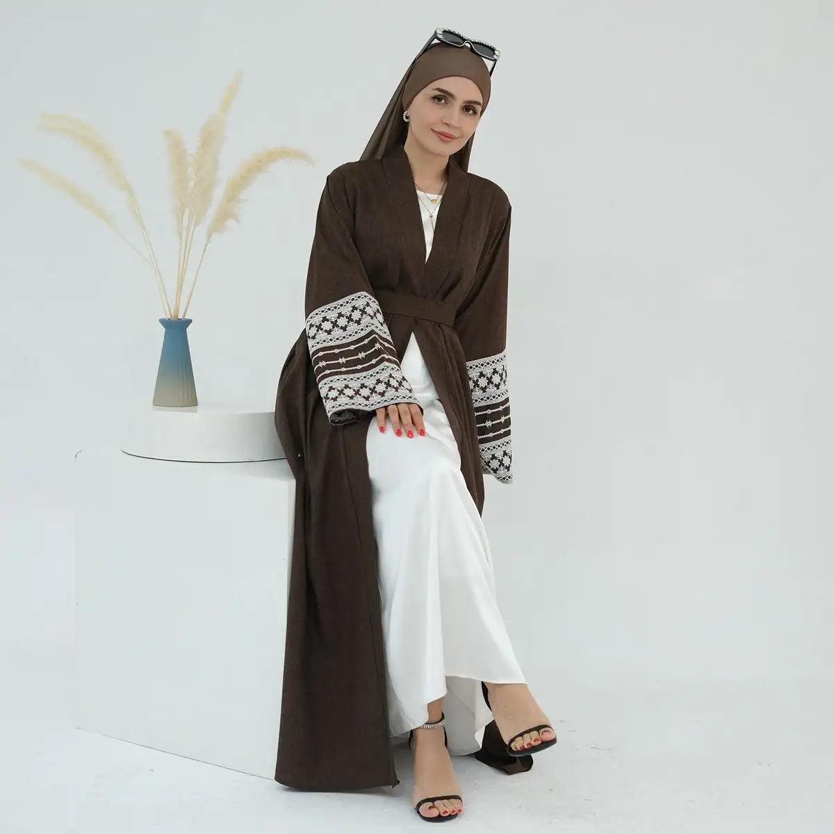 Robe Abaya ouverte avec cardigan à manches brodées