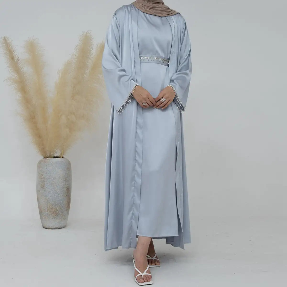 Ensemble 2 pièces mode modeste, robe abaya ouverte avec ceinture en cristal et robe intérieure sans manches