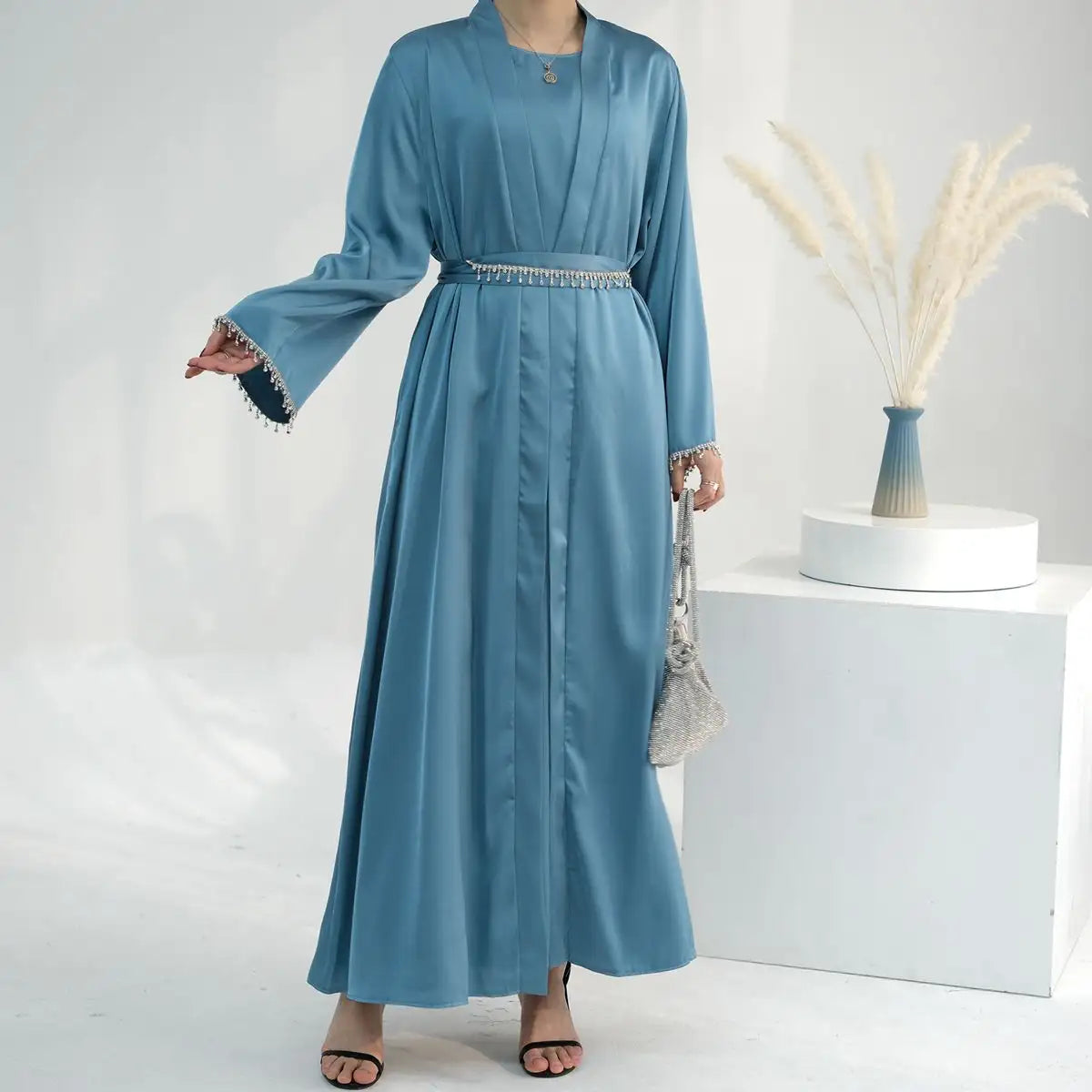 Ensemble 2 pièces mode modeste, robe abaya ouverte avec ceinture en cristal et robe intérieure sans manches