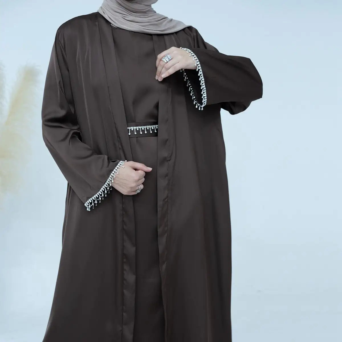 Ensemble 2 pièces mode modeste, robe abaya ouverte avec ceinture en cristal et robe intérieure sans manches